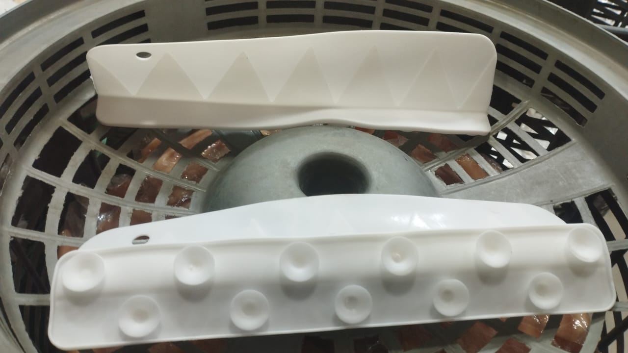 Silicone Sink Splash Guard With Suction For Kitchen And Bathroom Flexible Water Splash Stopper (Random Color)